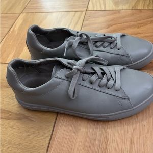 Grey leather shoes in men’s sizing, unisex.